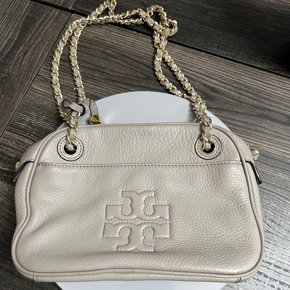 Tory Burch Pebbled Leather Shoulder Bag in Light Gray with Gold Hardware - Picture 7 of 15